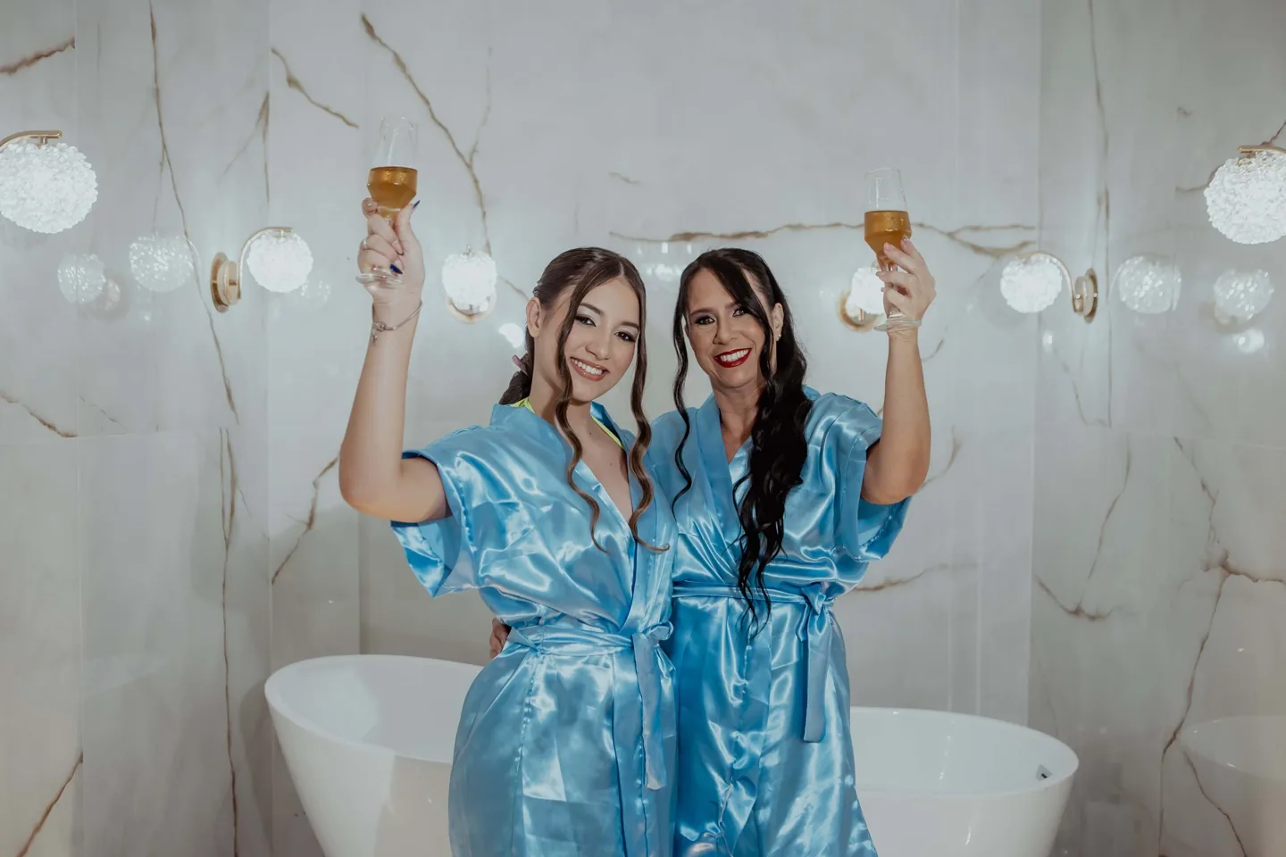 Debutante e acompanhante nos preparativos na suíte