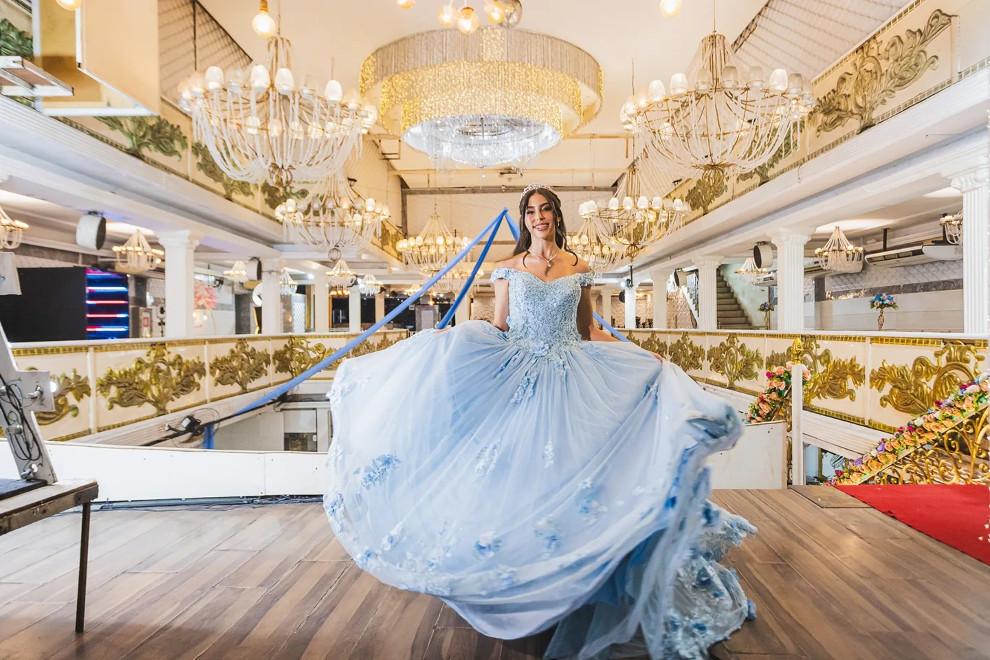 Debutante de vestido azul no salão do Palace Hall