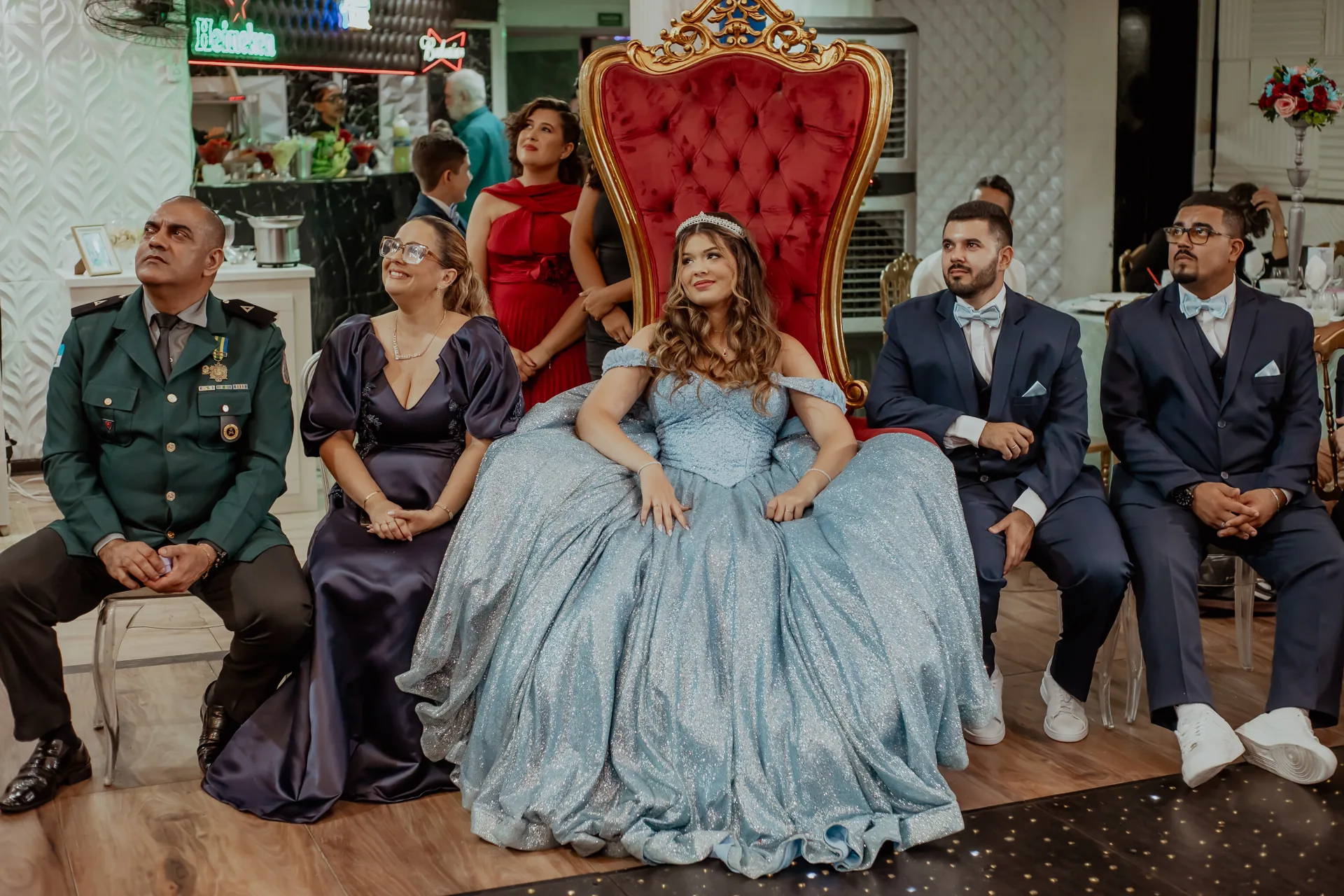 Debutante sentada no trono com a família