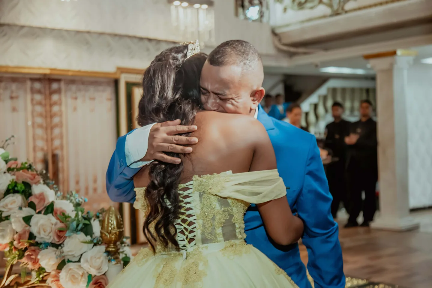 Abraço entre debutante e familiar no salão