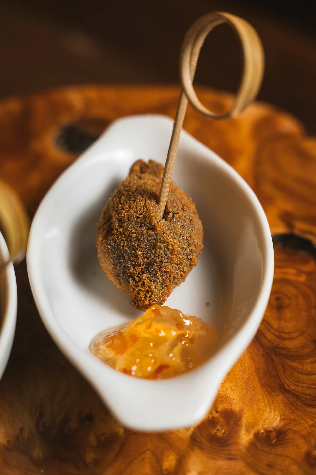 Bolinho de feijoada servido com molho