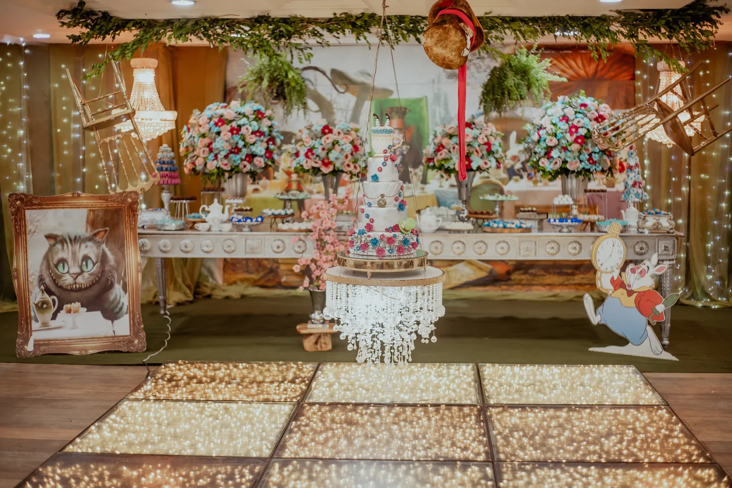Mesa de bolo decorada para uma festa no Palace