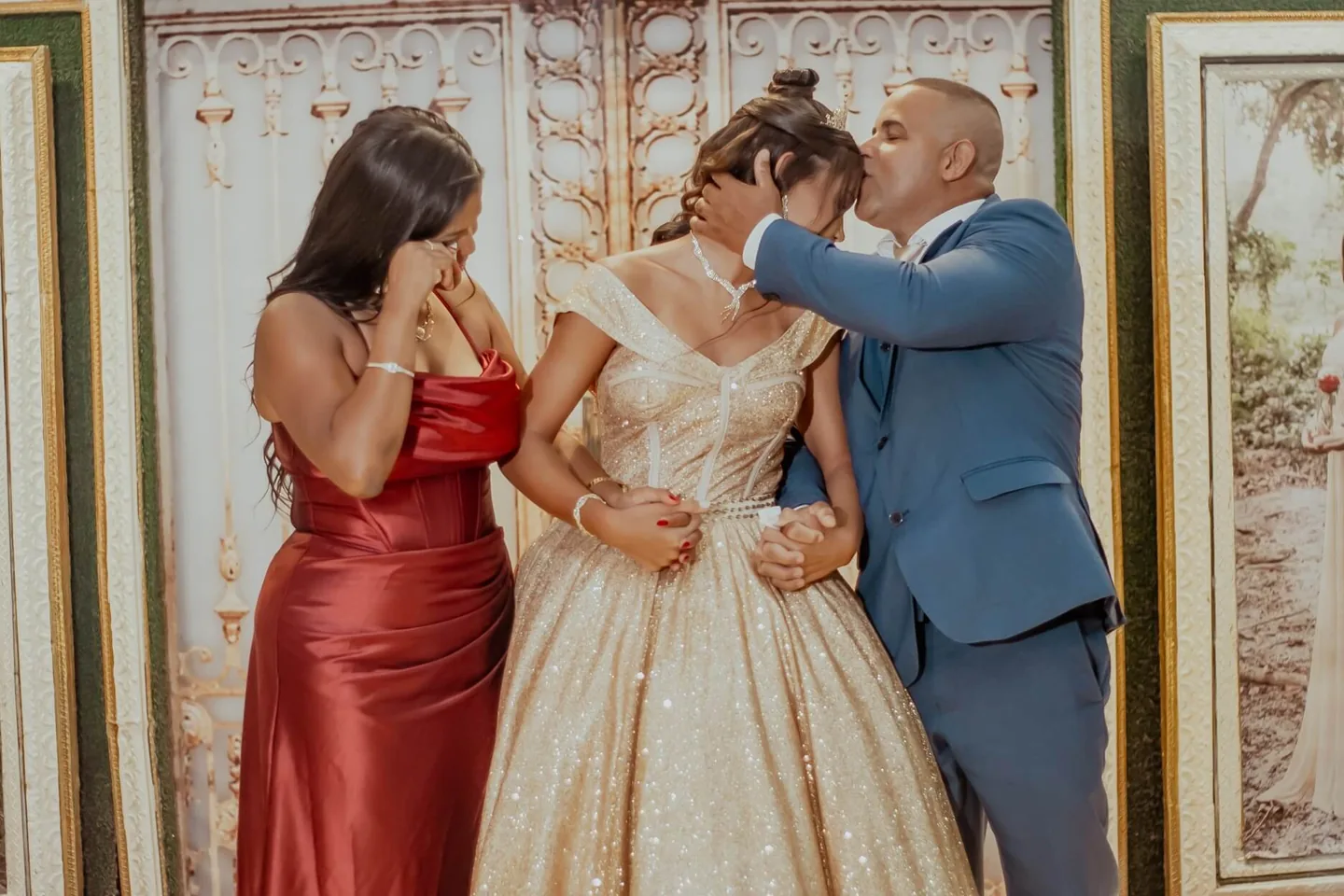 Debutante recebendo carinho de familiares no Palace