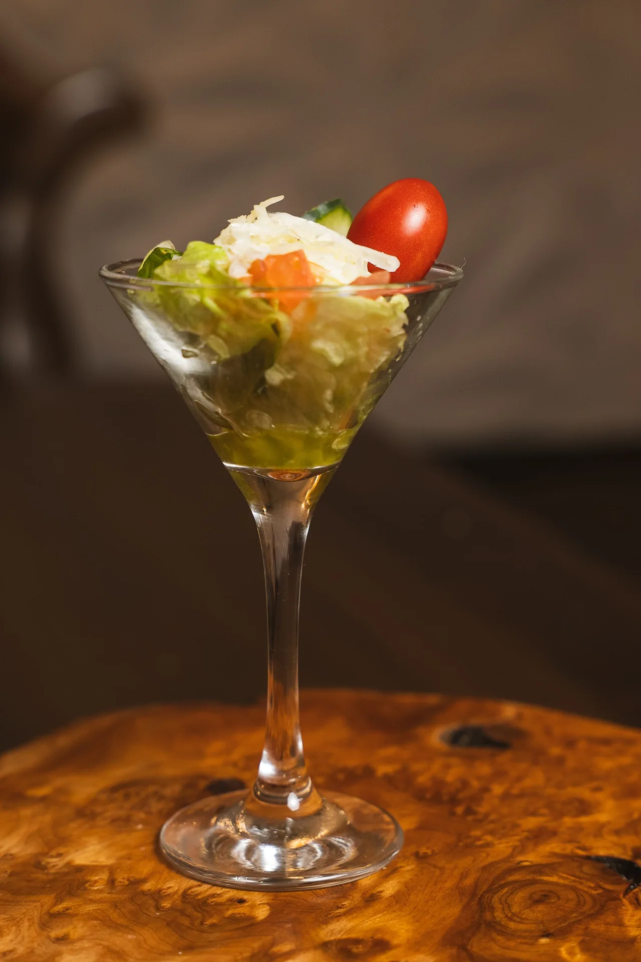 Salada servida em uma taça